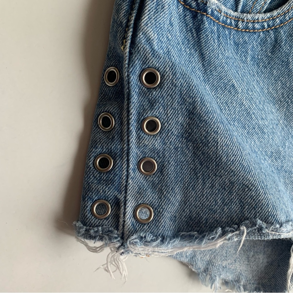 Levi's 501 Women's Size 26 Park Life Grommets Light Wash Jean Shorts - Picture 7 of 14